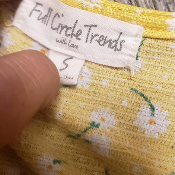FULL CIRCLE TRENDS ADORABLE FLORAL TOP | SIZE SMALL - Picture 3 of 6